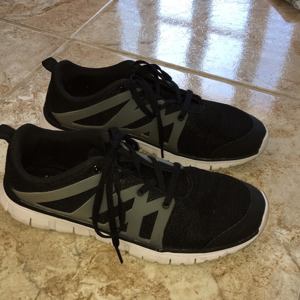 Everlast sneakers. Size 9